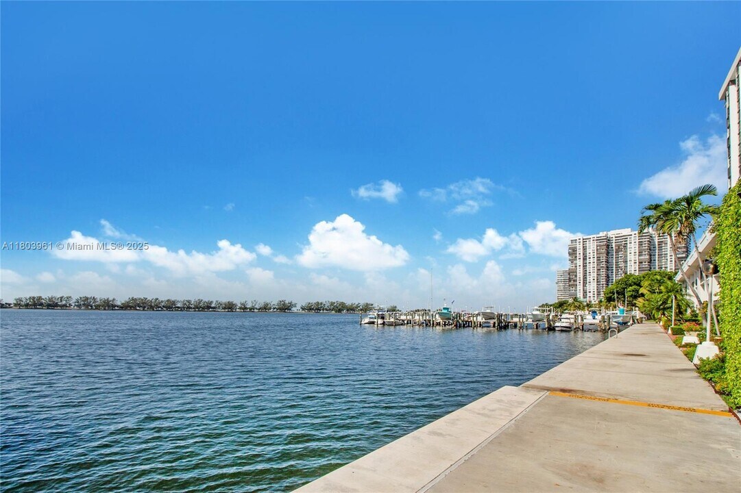 1925 Brickell Ave in Miami, FL - Building Photo