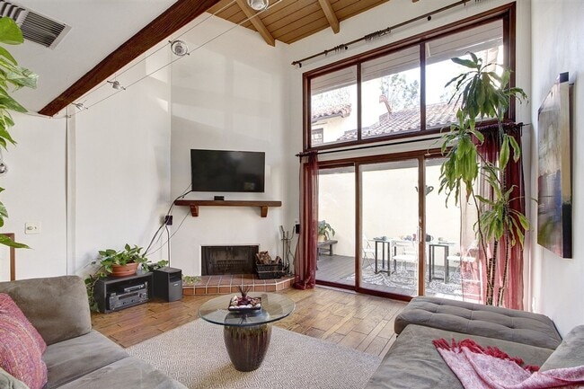 8606 Villa La Jolla Dr in San Diego, CA - Building Photo - Building Photo