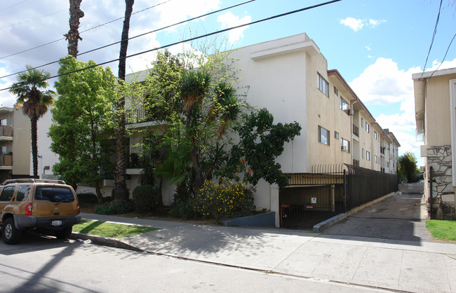 Royal Wyandotte Apartments in Van Nuys, CA - Building Photo - Building Photo