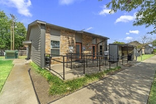 Cleburne Plaza in Cleburne, TX - Building Photo