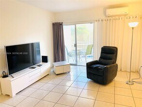 1560 NE 127th St in North Miami, FL - Foto de edificio - Building Photo