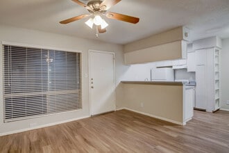 Miller Square & Spanish Trails in Austin, TX - Foto de edificio - Building Photo