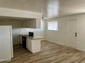 2002 E Sweetwater Ave in Phoenix, AZ - Building Photo - Building Photo