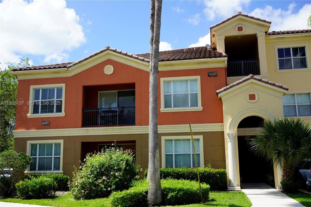 4402 SW 160th Ave in Miramar, FL - Foto de edificio