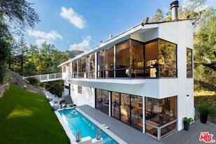 2350 Benedict Canyon Drive in Beverly Hills, CA - Building Photo