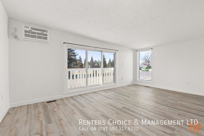 Convenient Pet Friendly Townhouse Near Sou in Medicine Hat, AB - Building Photo - Building Photo