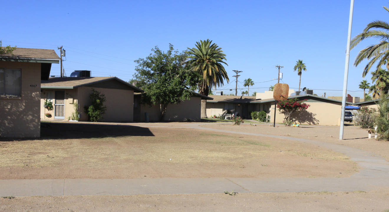 Parkway East Apartments in Phoenix, AZ - Building Photo