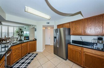 6081 Bahia Del Mar Cir in St. Petersburg, FL - Building Photo - Building Photo