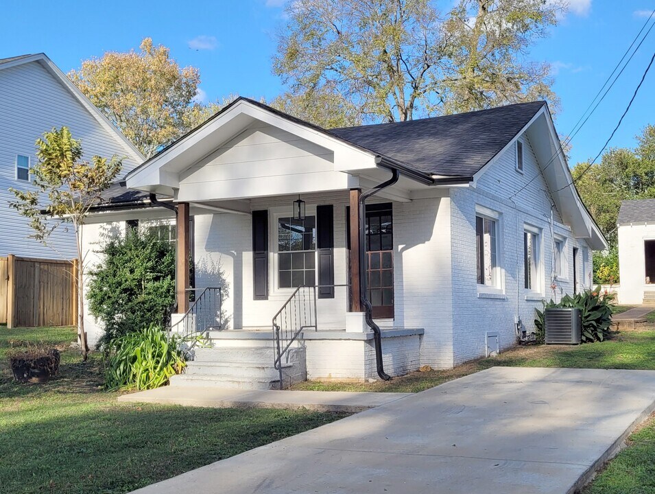 1042 N Royal Ave in Florence, AL - Building Photo