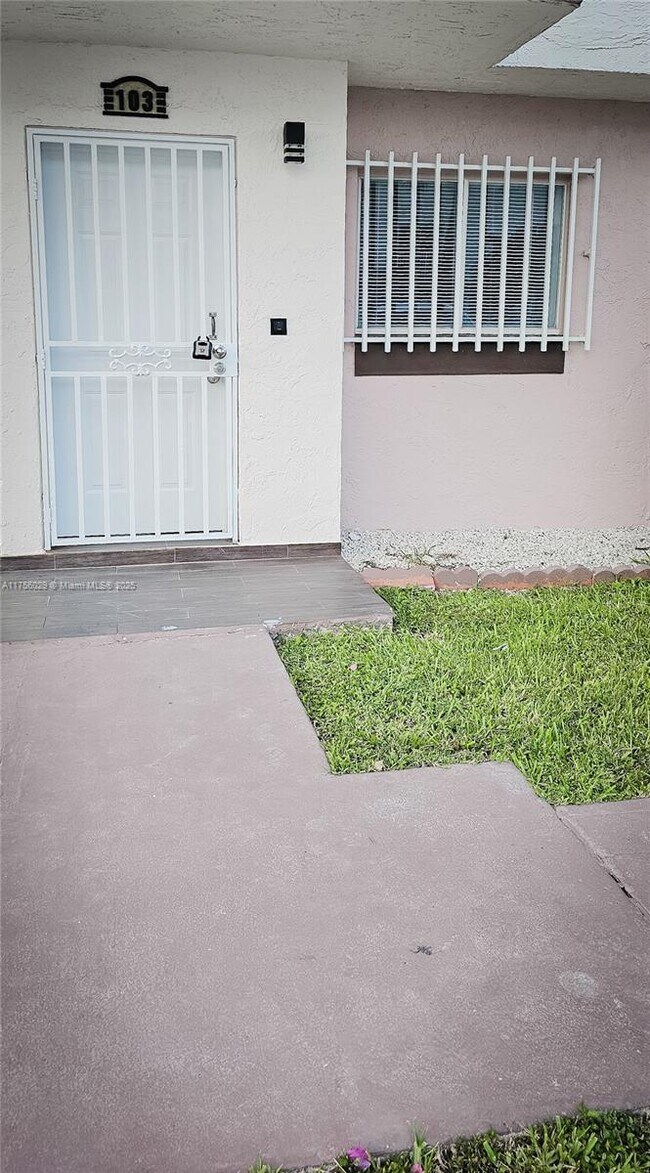 950 SW 104th Ct in Miami, FL - Foto de edificio - Building Photo