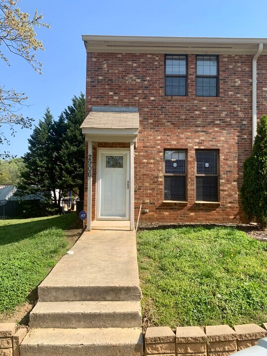 2906 Old Mill Stream Ct in Raleigh, NC - Foto de edificio