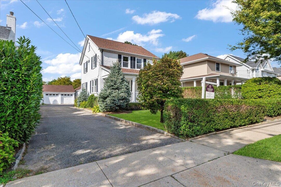 33 Avenue B in Port Washington, NY - Building Photo