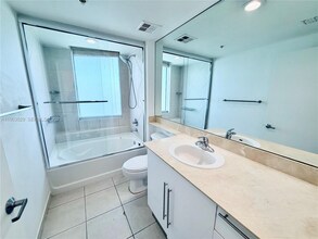 335 S Biscayne Blvd, Unit 2512 in Miami, FL - Building Photo - Building Photo