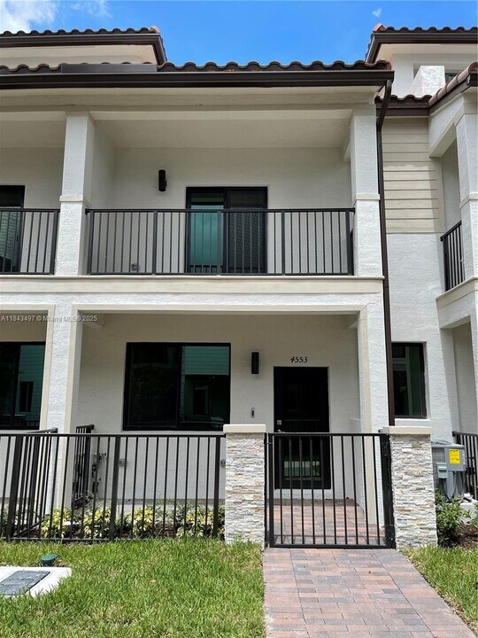 4609 NW 83rd Path in Doral, FL - Building Photo