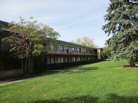 34 N King Arthur Ct in Northlake, IL - Building Photo