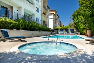 Le Blanc Apartments in Canoga Park, CA - Foto de edificio - Building Photo