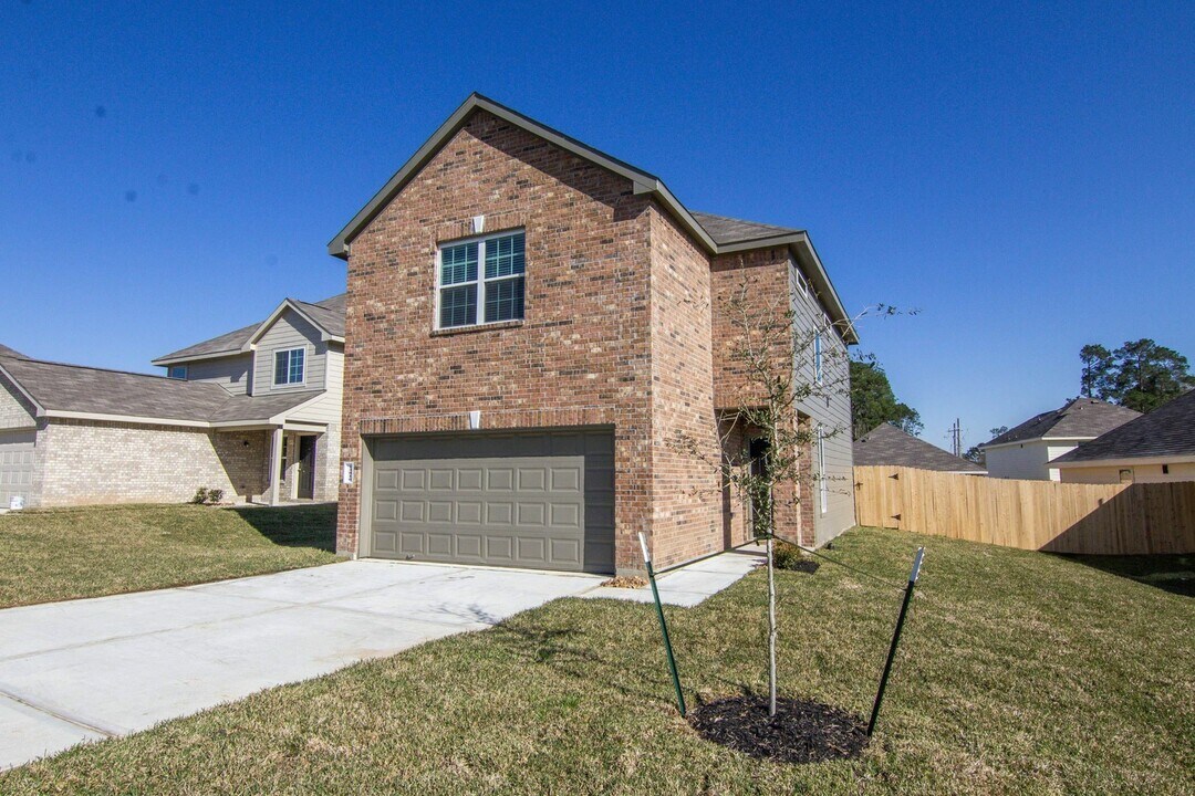 13816 Winding Path Ln in Willis, TX - Building Photo