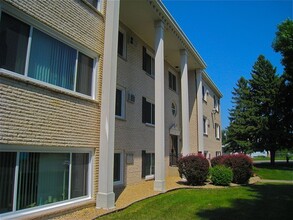 Emerson Apartments in West St. Paul, MN - Foto de edificio - Building Photo