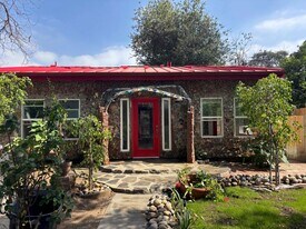 1802 N Raymond Ave in Pasadena, CA - Building Photo