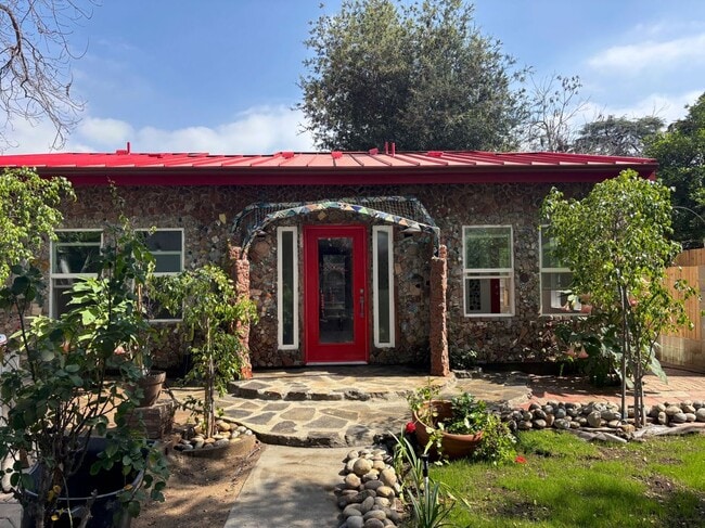 property at 1802 N Raymond Ave