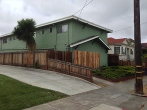 Dalton Place in San Leandro, CA - Building Photo - Building Photo