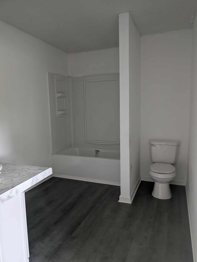 1097 Esther Dr in Lima, OH - Building Photo - Building Photo