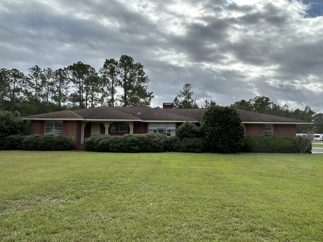 801 E Barnard St in Glennville, GA - Foto de edificio - Building Photo