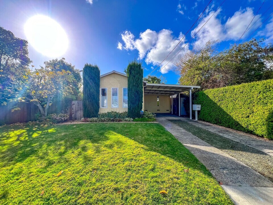 2111 Marin St in Napa, CA - Building Photo