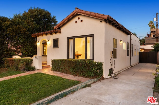 2624 S Palm Grove Ave in Los Angeles, CA - Building Photo - Building Photo