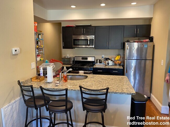 12 Bickford Ave, Unit 3 in Boston, MA - Foto de edificio - Building Photo