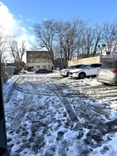 1333 E Main St, Unit 7 in Bridgeport, CT - Foto de edificio - Building Photo