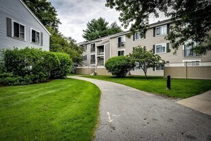 15 Village Way, Unit 8 in Natick, MA - Building Photo