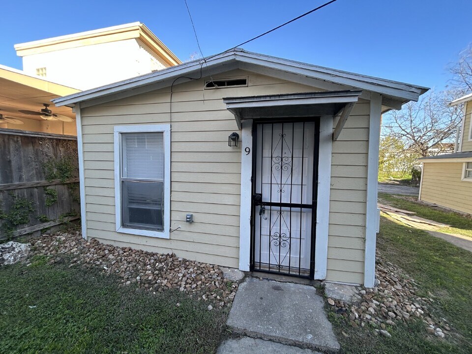 407 E Locust St, Unit Unit 9 in San Antonio, TX - Building Photo