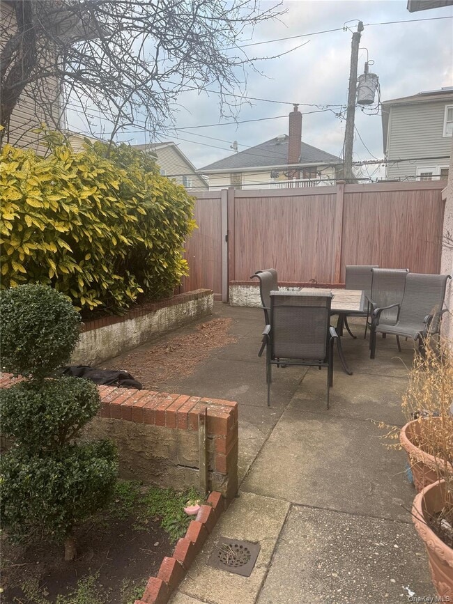 411 W Walnut St in Long Beach, NY - Building Photo - Building Photo