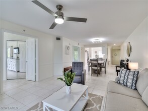 15425 Cedarwood Ln in Naples, FL - Foto de edificio - Building Photo