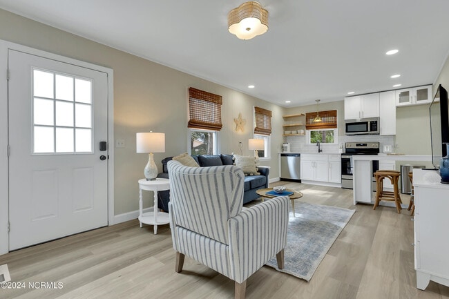 111 NE 19th St in Oak Island, NC - Building Photo - Building Photo