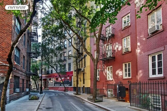 7 Minetta St in New York, NY - Building Photo - Building Photo
