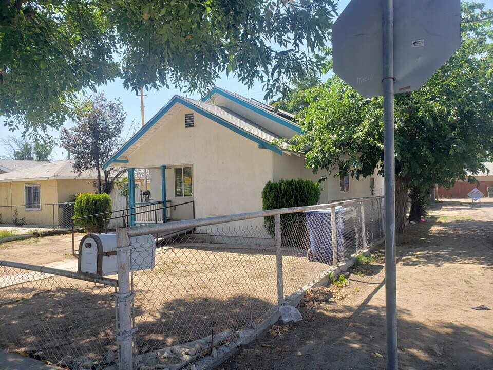 127 Lincoln Ave in Bakersfield, CA - Building Photo
