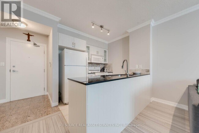 5 Mariner Terrace in Toronto, ON - Building Photo - Building Photo