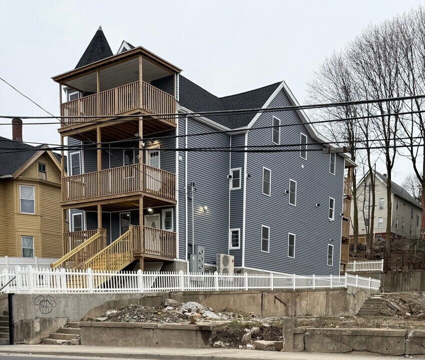 975 N Main St in Waterbury, CT - Building Photo