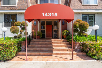 14315 Riverside Dr in Sherman Oaks, CA - Building Photo - Building Photo