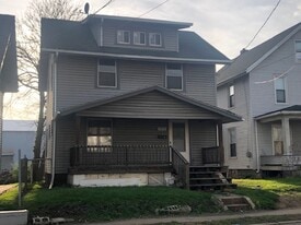 1517 Harrisburg Rd NE in Canton, OH - Building Photo