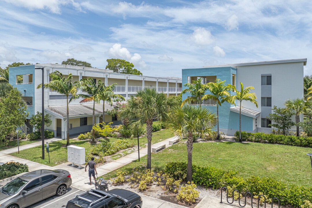 Rock Island Apartments in Fort Lauderdale, FL - Building Photo