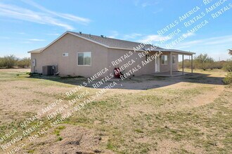 24604 E Bartlett Rd in Florence, AZ - Foto de edificio - Building Photo