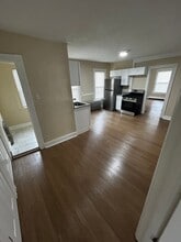 18 Roberts St, Unit 2 in New Britain, CT - Foto de edificio - Building Photo