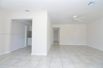 341 NE 57th Ct in Oakland Park, FL - Building Photo - Building Photo