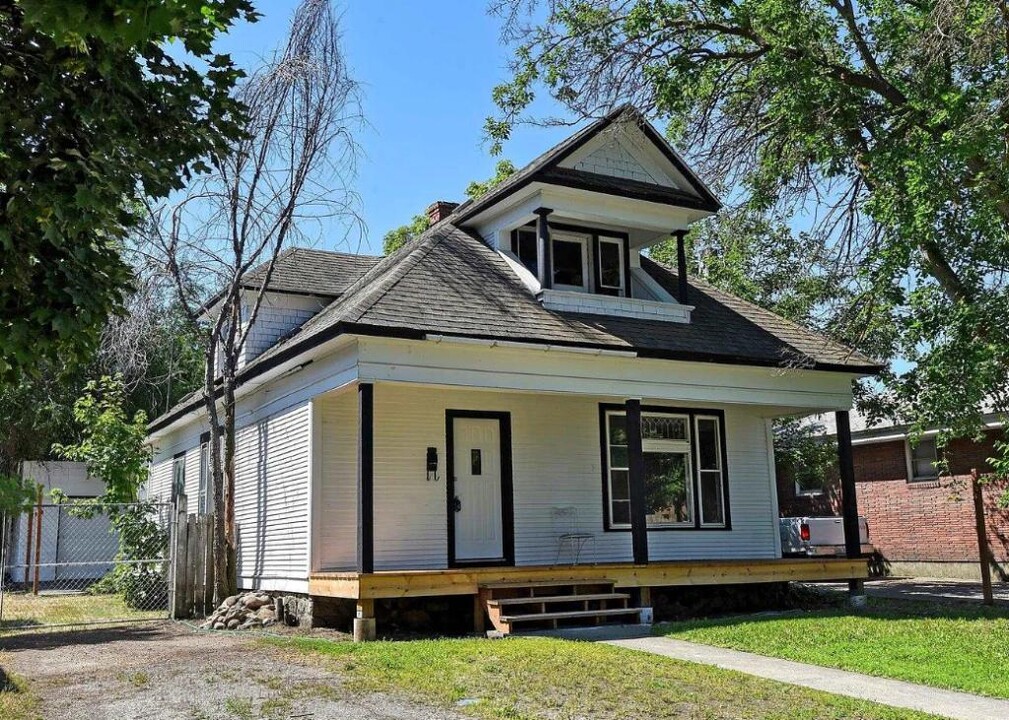 1121 W Knox Ave in Spokane, WA - Foto de edificio