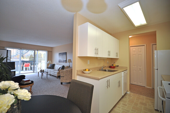 Fraser Manor Apartments in Kelowna, BC - Building Photo - Building Photo