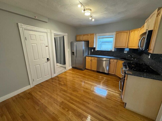 35 Cameron Ave, Unit 2 in Somerville, MA - Foto de edificio - Building Photo
