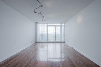 2545-2545 Erin Centre Blvd in Mississauga, ON - Building Photo - Building Photo